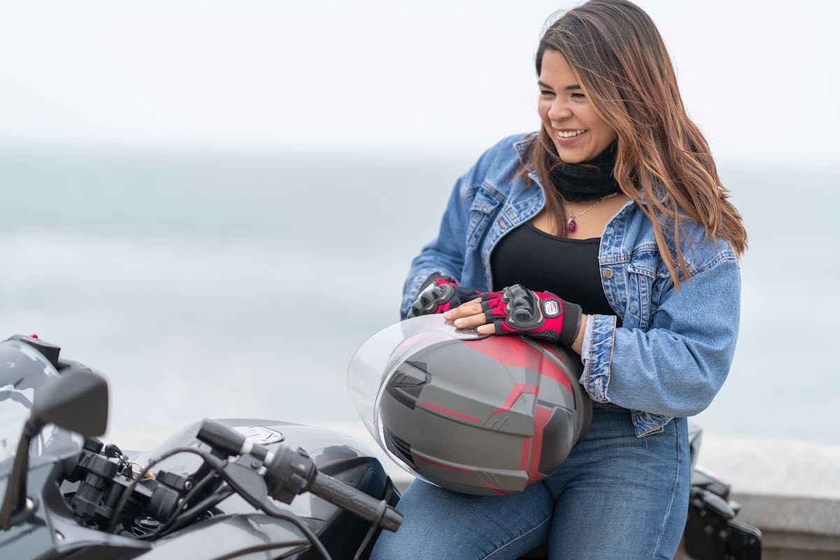 Comment choisir un casque moto pour femme