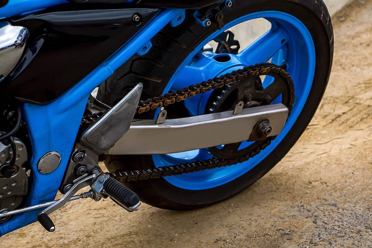 Installer bras oscillant d'une moto