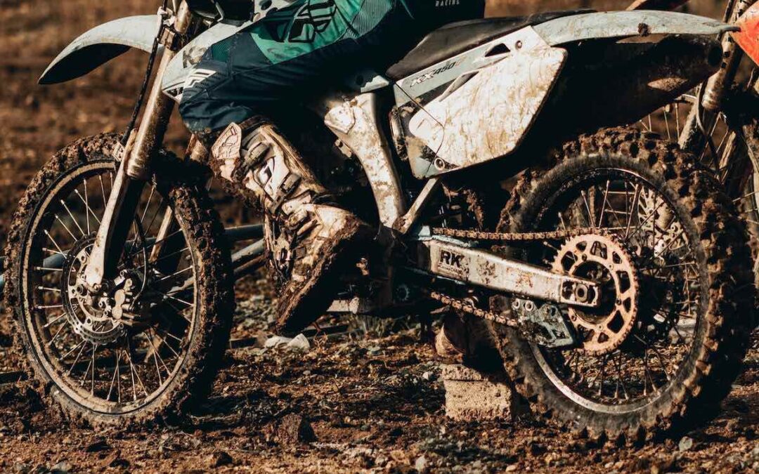 Comment bien transporter sa moto de cross : remorque, van ou porte-moto ?
